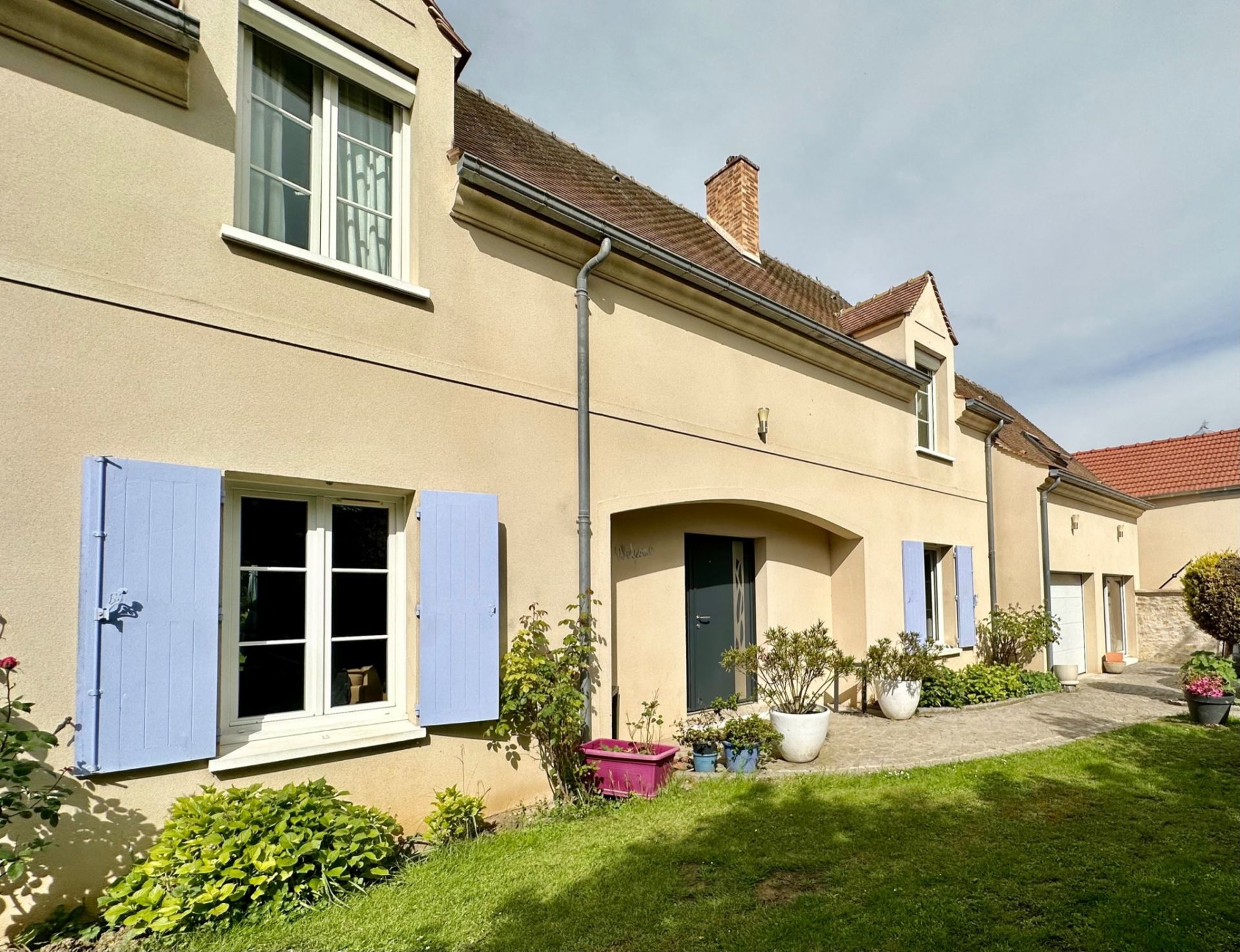 house 8 rooms for sale on Oinville-sur-Montcient (78250)